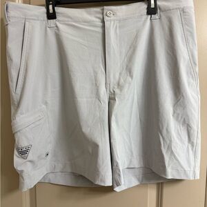 Columbia Men's Cargo Shorts in Light Gray